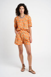 Short Nils orange à motifs coquillages